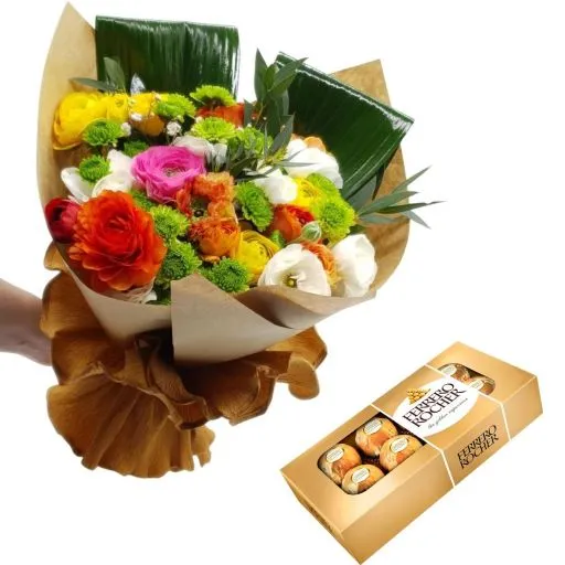 Ramo de flores marimonias con bombones de chocolate rocher